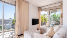 Stijlvol appartement met zeer groot terras en zeeicht in het hart van Talamanca