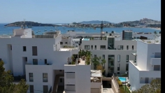 Stijlvol appartement met zeer groot terras en zeeicht in het hart van Talamanca