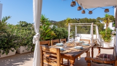 Stijlvol appartement met zeer groot terras en zeeicht in het hart van Talamanca