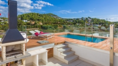 Contemporary penthouse with sea views located at walking distance to Talamanca Beach