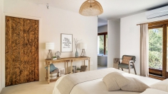 Super charmante en volledig gerenoveerde Ibiza stijl villa op groot perceel dichtbij alle voorzieningen