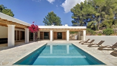 Super charmante en volledig gerenoveerde Ibiza stijl villa op groot perceel dichtbij alle voorzieningen