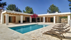 Fully renovated Ibiza style villa full of charm on large plot close to all amenities