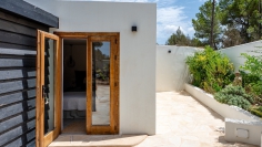 Schitterende volledig gerenoveerde Ibiza stijl villa met apart gastenverblijf op loopafstand van het strand
