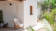 Schitterende volledig gerenoveerde Ibiza stijl villa met apart gastenverblijf op loopafstand van het strand