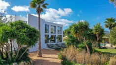 Luxe moderne villa midden in de natuur dicht bij de mooiste stranden van Ibiza's westkust