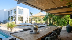 Luxe moderne villa midden in de natuur dicht bij de mooiste stranden van Ibiza's westkust