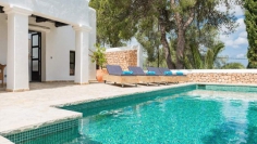 Sfeervolle Ibiza stijl villa met verhuurvergunning dichtbij het strand en haven