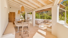 Fully renovated finca-style villa with separate guesthouse and stunning views