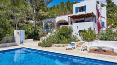 Authentieke Ibiza villa met schitterend zeezicht en heel veel potentieel 