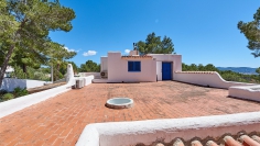 Authentieke Ibiza villa met schitterend zeezicht en heel veel potentieel 