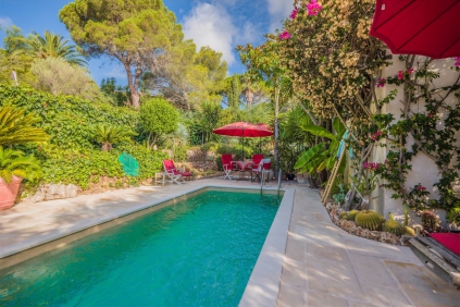 Beautiful and romantic bastide surrounded by greenery at walking distance from the beach