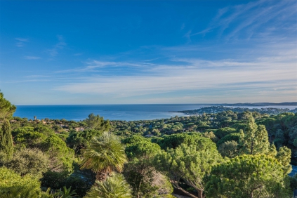 Large contemporary villa with a spectaculair sea view over the Gulf of Saint-Tropez.