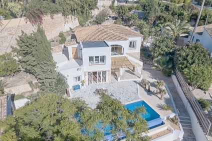 Lovely and fully renovated 'Ibiza style' villa with sea view in sought after location