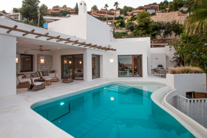 Super mooie Ibiza stijl villa met schitterend zeezicht dichtbij het strand en centrum
