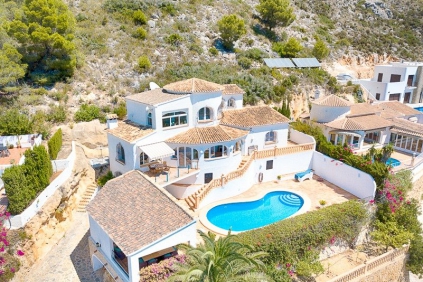 Fantastische en zeer sfeervolle villa met panoramisch zeezicht in het geliefde El Portet