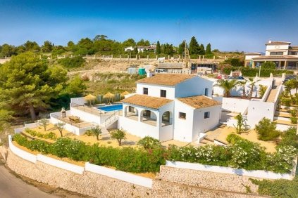 Sfeervolle Ibiza stijl villa met prachtig uitzicht op zee en de wijngaarden