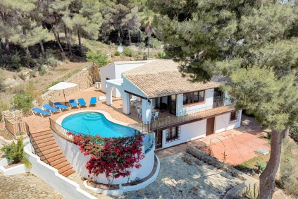 Beautiful Mediterranean villa with lots of potential at walking distance from the beach