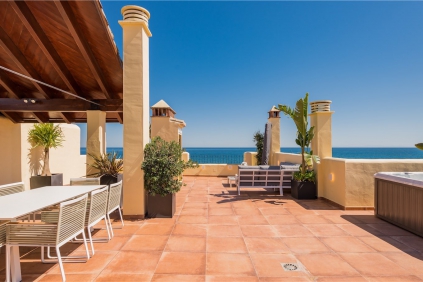 Schitterend luxe penthouse direct aan het strand op loopafstand van het centrum van Estepona