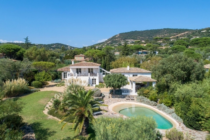 Lovely family house overlooking St Tropez bay and walking distance to the beach and golfcourse