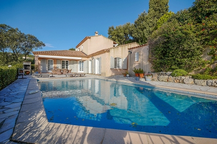 Lovely Provencal villa in private domain with stunning sea views