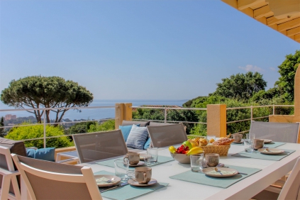 Prachtige villa met panoramisch zeezicht dichtbij het centrum en strand