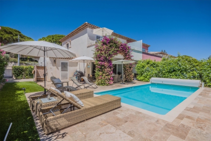 Lovely semi-detached villa in private domain just 50 m from the sea