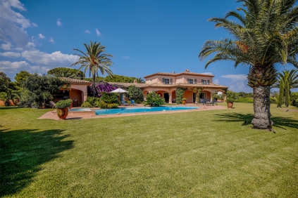 High end Provencal villa full of charm with amazing sea views in private estate