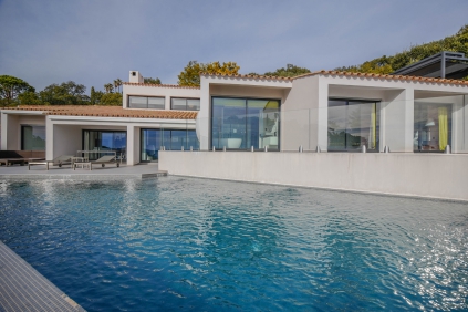 Stunning contemporary villa with panoramic sea view in private domain
