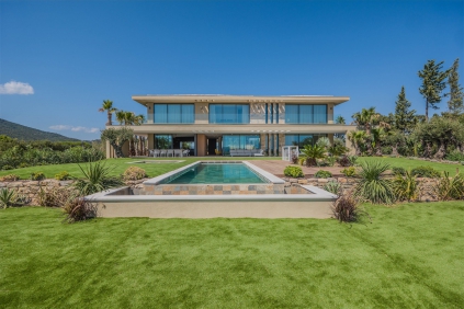 Exceptionele high tech designer villa met spectaculair zicht over de baai van Saint Tropez