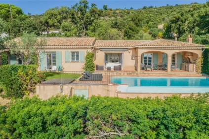 Beautiful Provencal villa offering panoramic views of the vineyards 