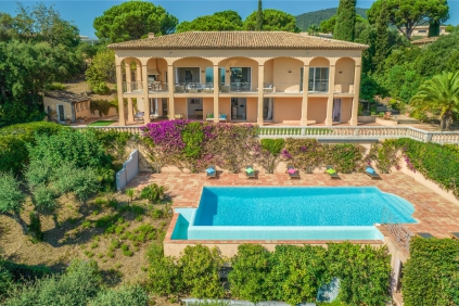 Indrukwekkende luxe villa met uitzonderlijk mooi zeezicht in beveiligd domein nabij het strand