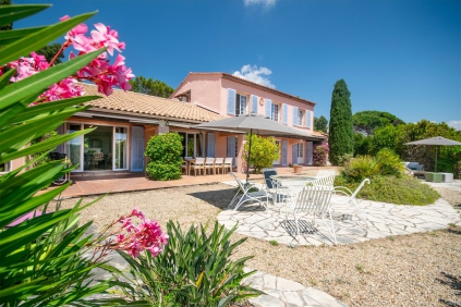 Stunning large bastide with lovely sea views