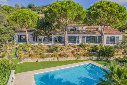 Beautiful modern Provencal villa with  separate guest house and amazing views of the sea and golf course