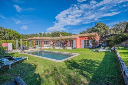 Attractive Provencal villa full of charm with guest house in secure private estate