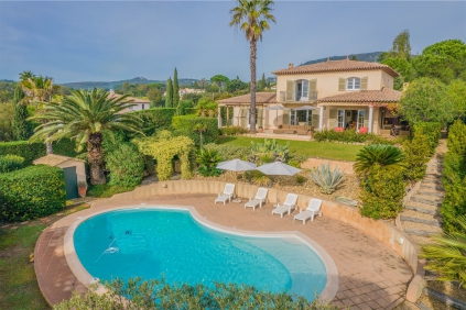 Superb Provencal villa full of charm with beautiful sea view in private domain close to the beach