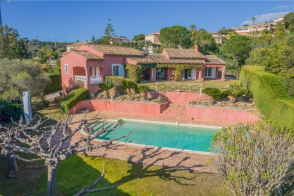 Super charming Provencal villa in lovely location in private domain near golf and beach