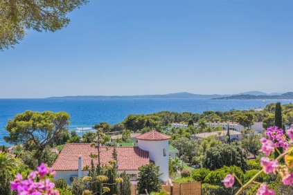 Lovely Provencal villa to renovate with stunning sea views and lots of potential to add value