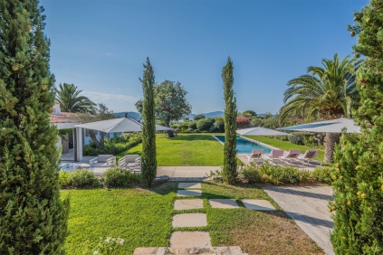 Superb villa with sea view in highly secured estate with private beach, caretaker and golfcourse