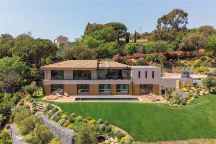 Exceptional Bayfront Escape: Modern Designer Villa with stunnig sea views close to St. Tropez