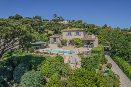 Karaktervolle villa op toplocatie met schitterend zeezicht en enorm potentieel - BUITENKANS!!!