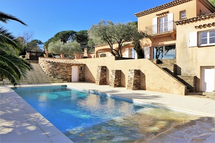 Beautiful Provencal villa with lovely views of the vineyards and the castle of Grimaud