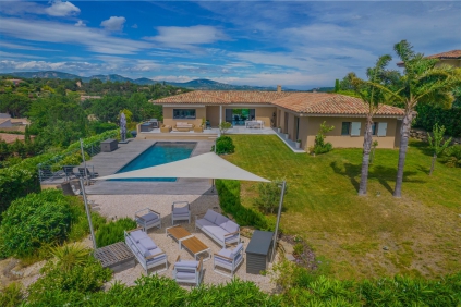 Lovely and perfectly maintained modern villa overlooking the vineyards