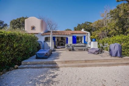 Lovely French cottage full of charm and just a few steps from the beach