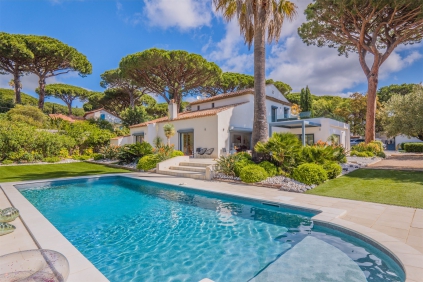 Superb modern Provencal villa on the bay of Saint Tropez a short walk from the beach