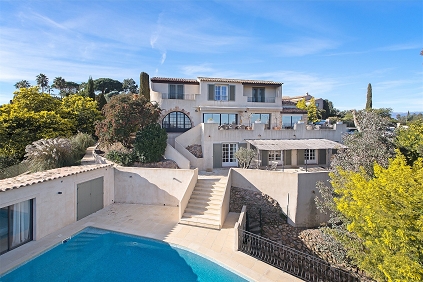 Fully renovated villa with sea view in gated residence in Super Cannes