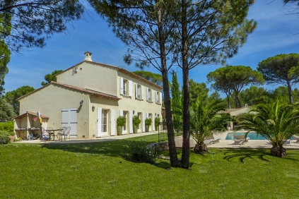 Stunning Provencal bastide close to the golf course for excellent price