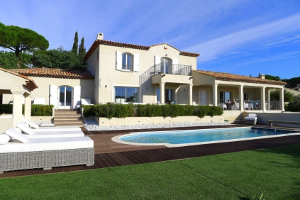 Zeer mooie moderne villa op loopafstand strand