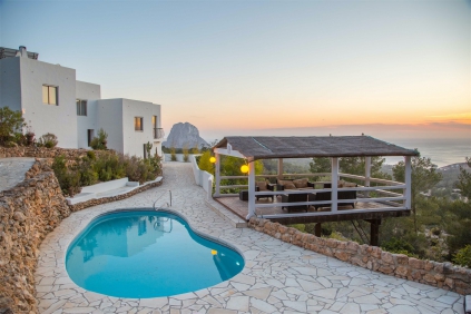Fantastische Ibiza villa met waanzinnig uitzicht op zee en Es Vedra en met verhuurvergunning