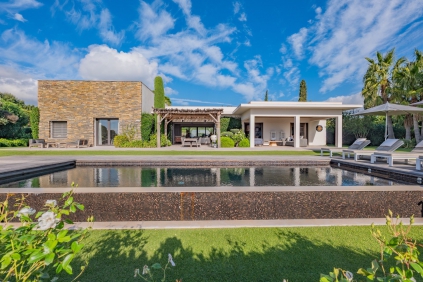 Schitterende moderne high end villa met prachtig zeezicht in dubbel beveiligd privé domein